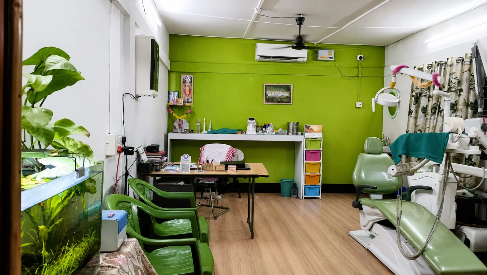 The treatment room with a dental chair, a desk and an aquarium